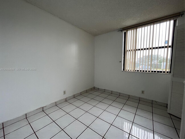 Building Photo - 215 Lake Pointe Dr