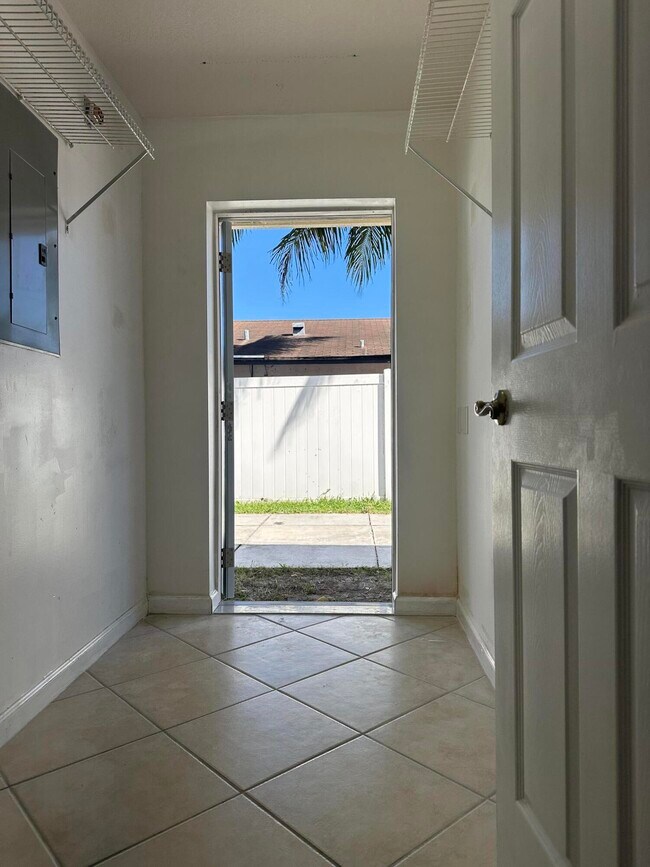 Building Photo - 4942 Dillon St