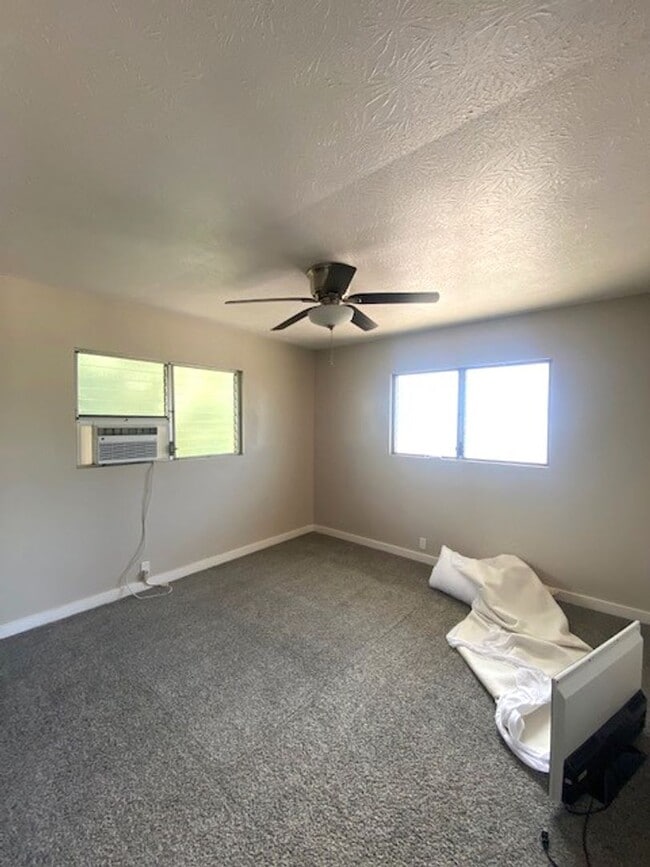 Building Photo - 5 Bedroom / 2 Bath House in Ewa Beach