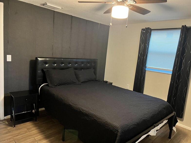 Room 2 $900 - 5544 Baroque Dr