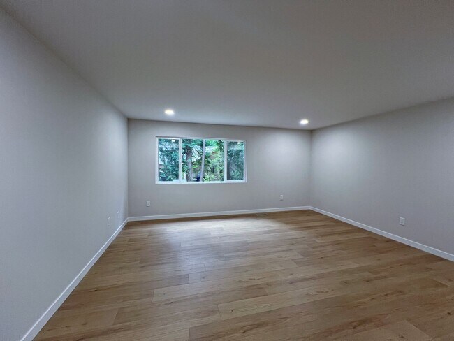 Building Photo - Freshly Remodeled 5BR Home in Prime Bellevue Enatai