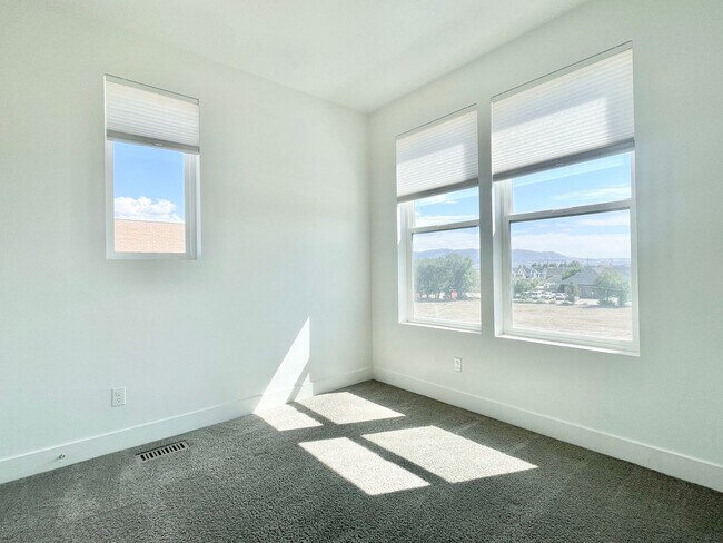 Building Photo - Gorgeous Townhome in South Jordan!