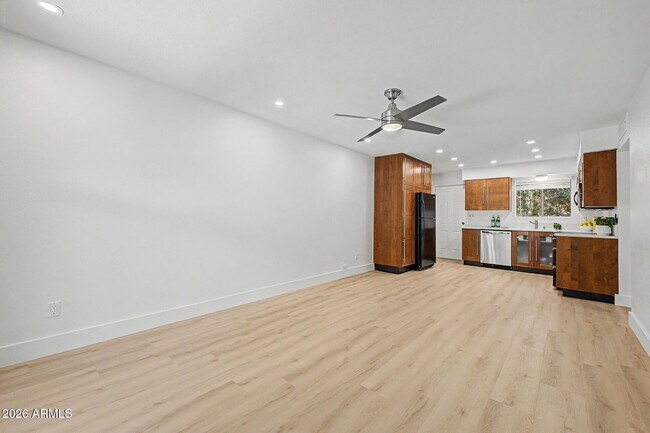Building Photo - 2727 E Montecito Ave