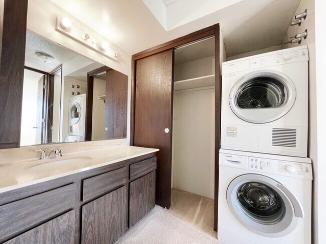 Building Photo - Downtown Waikiki 1/1 with Central A/C.  Re...