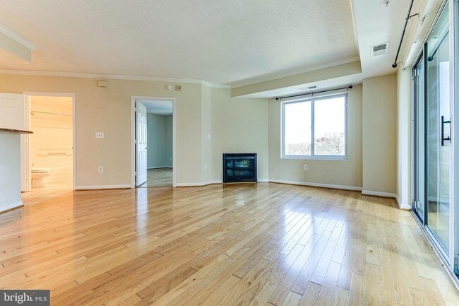 Building Photo - This contemporary, sun-drenched condo is perfect for you!