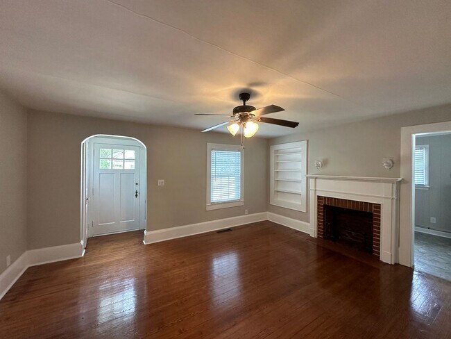 Building Photo - Modernized 3 bed 1 bath house