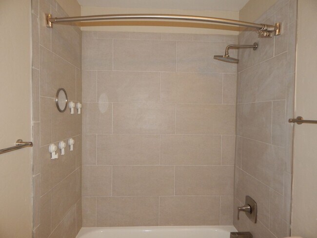 Building Photo - 2 Bedrooms - 2.5 bathrooms - Large Loft Area