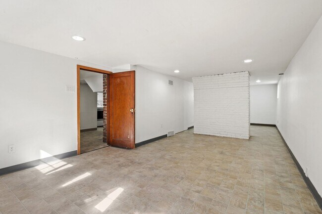 Building Photo - 709 McKenzie Ave