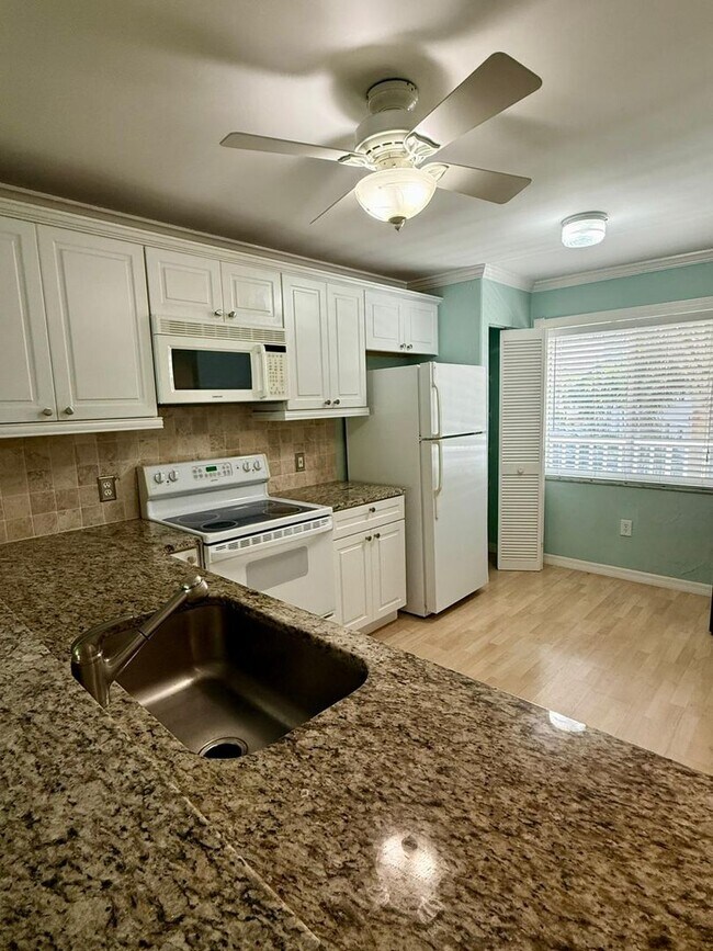 Building Photo - Stunning Sandpiper Bay 2 bed/2 bath end unit condo