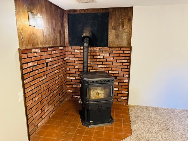 Building Photo - Dog Friendly 4 Bedroom - Billings West End