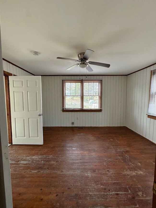 Building Photo - In town - 3 Bedroom, 1 bathroom house move-in ready