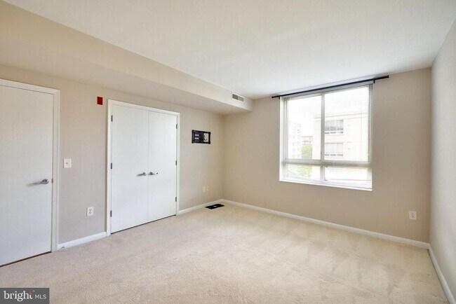 Building Photo - 355 I St SW