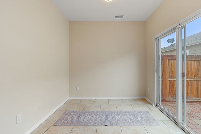 Building Photo - Evolve Real Estate: Beautiful 3 Bed / 2.5 ...