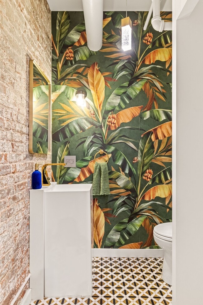 Building Photo - 104 Thompson St