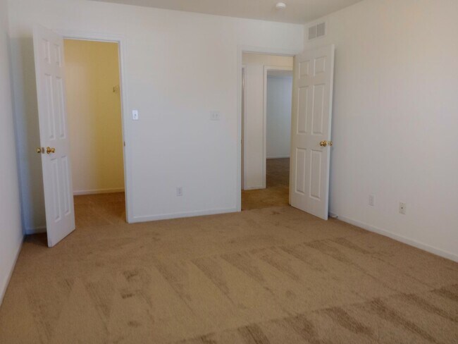 Building Photo - 1729-1731-1731 Louise Cir