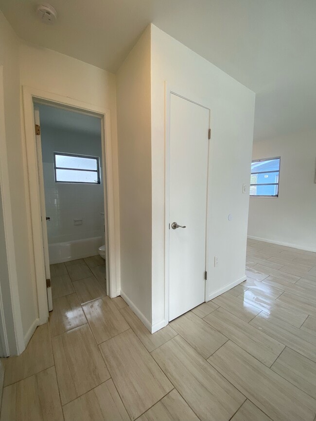 Building Photo - 313 N Arcadia Ave