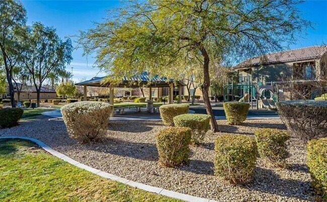 Building Photo - LIGHT, BRIGHT AND OPEN UPSTAIRS UNIT!