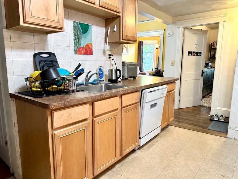 Building Photo - 223-225 Summer St. Unit 3R