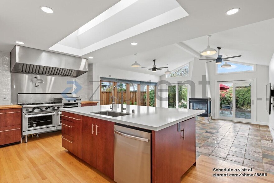 Building Photo - 475 Roading Dr