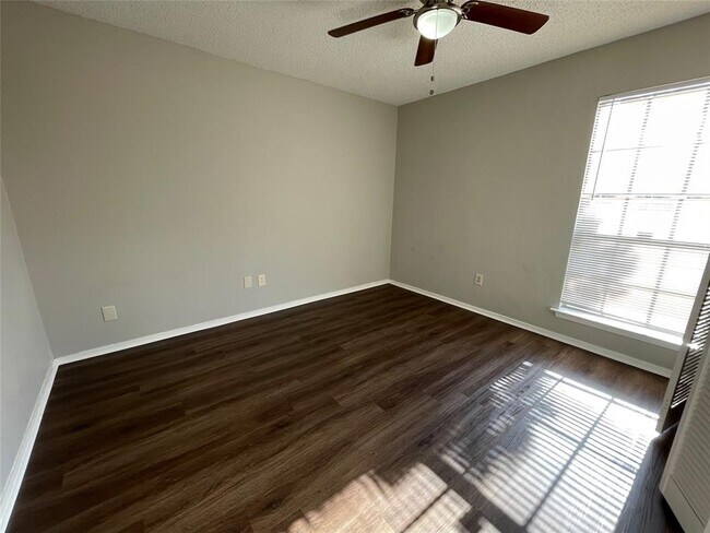 Building Photo - 412 Blue Valley Dr