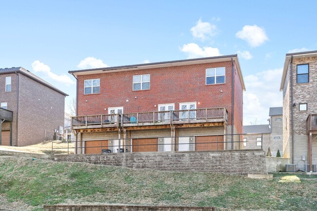 Building Photo - Large 2 Bedroom Condo For Rent Near Downtown Clarksville!