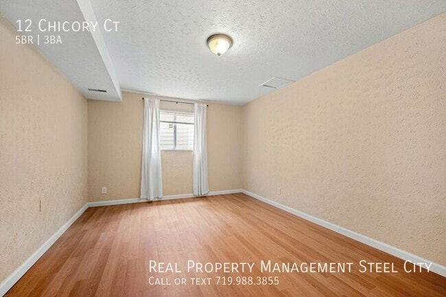 Building Photo - 12 Chicory Ct