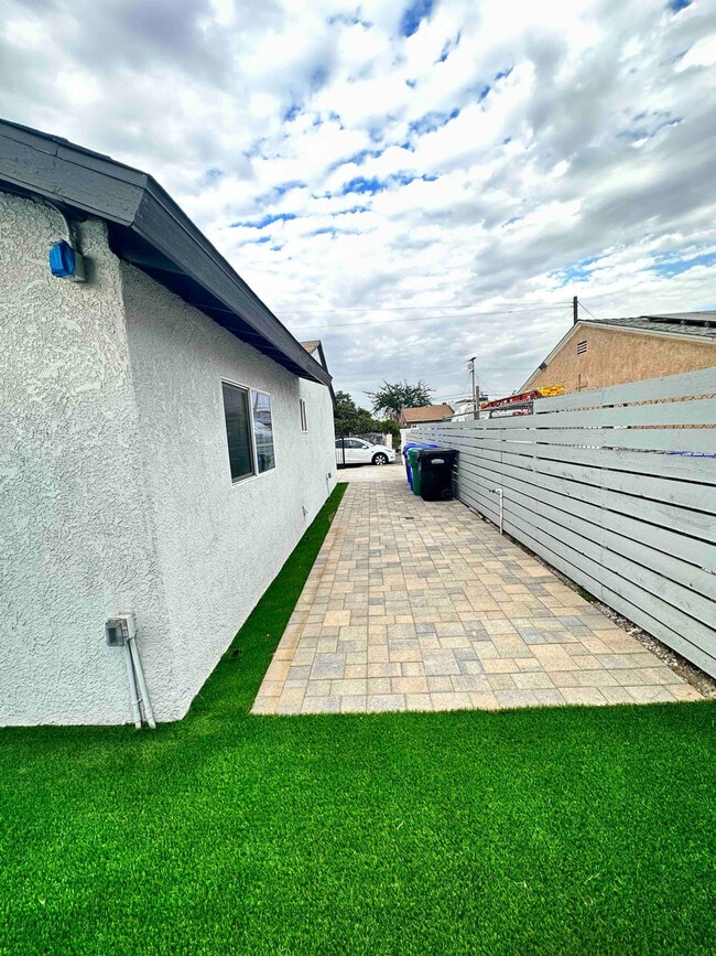 Building Photo - 660 Sunnyside Ave