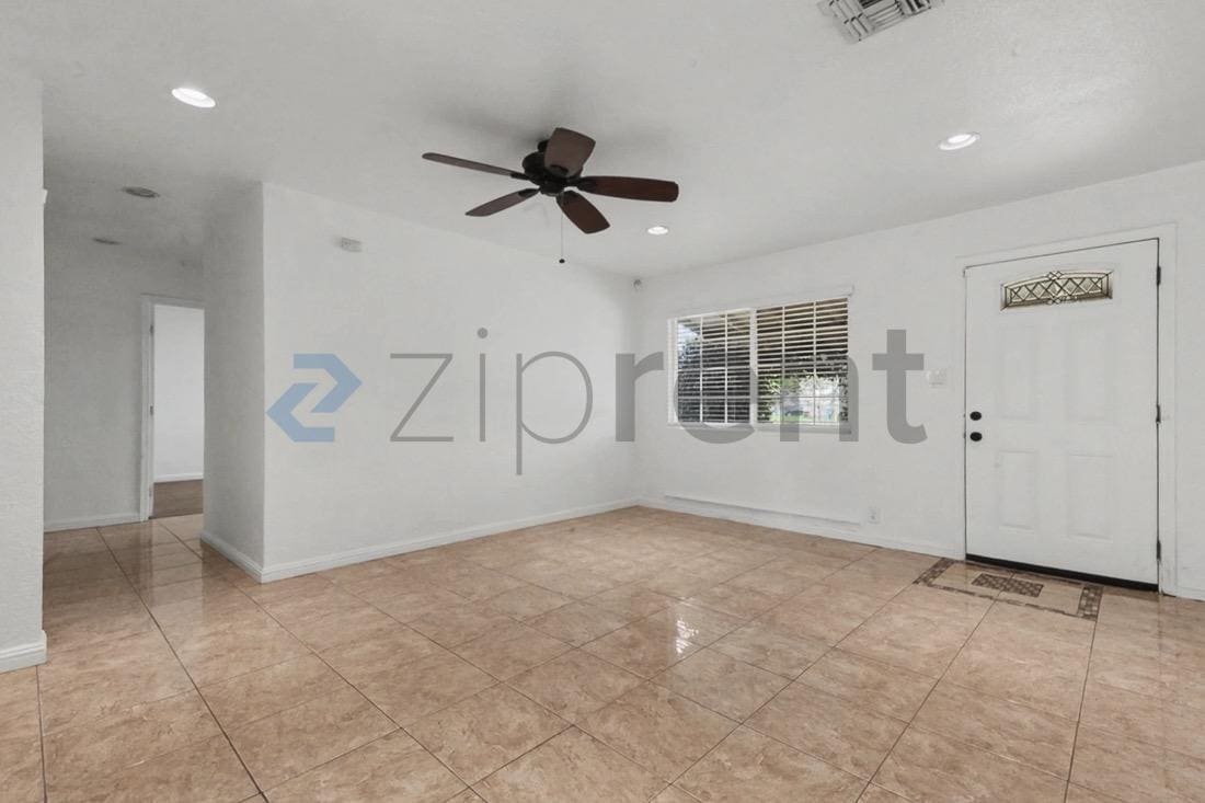 Building Photo - 1653 Robin Hood Ct