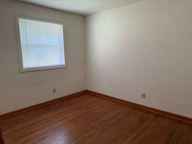 Building Photo - Charming 3BR 1 BA Home with Renovated Kitchen & In-unit Laundry in Worthington