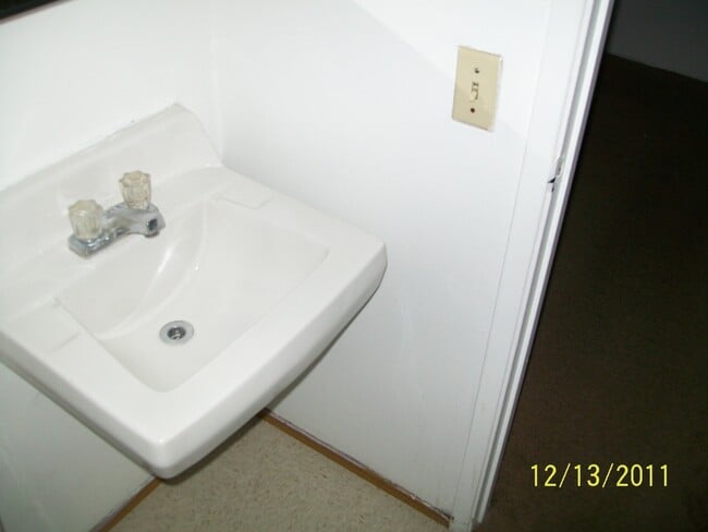 Building Photo - 3 Bed 2 Bath House