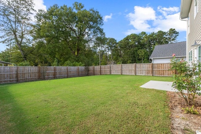 Building Photo - Welcome to your new home in the heart of L...