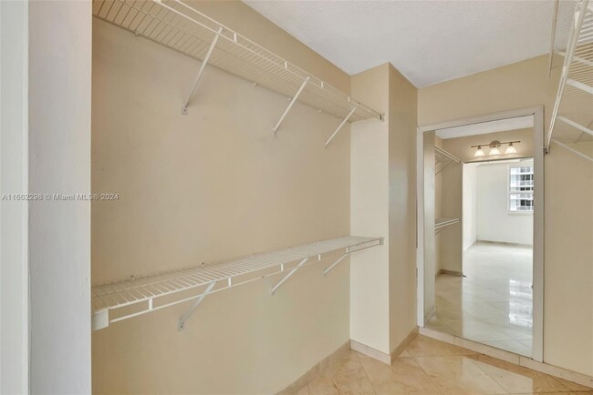 Building Photo - 1155 Brickell Bay Dr