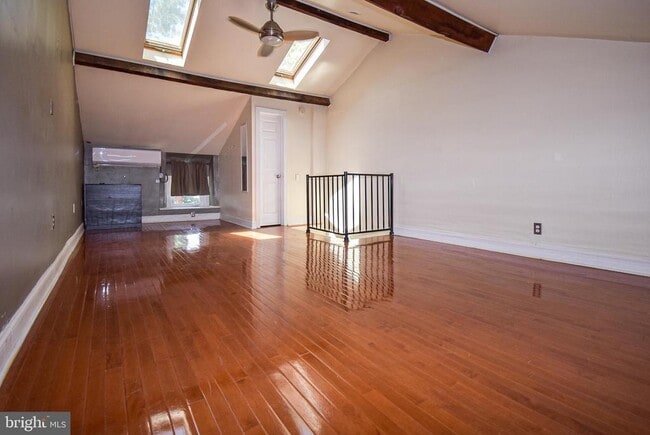 Building Photo - 132 Conarroe St