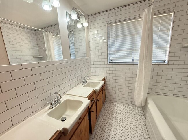 Building Photo - 1049 E 2nd Ave