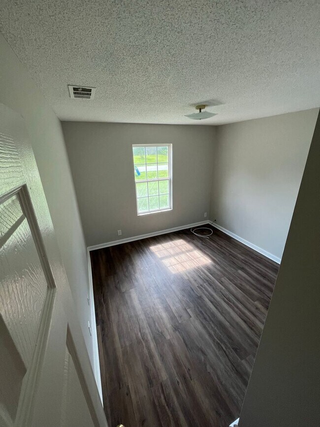 Building Photo - 807 Ash St Ext