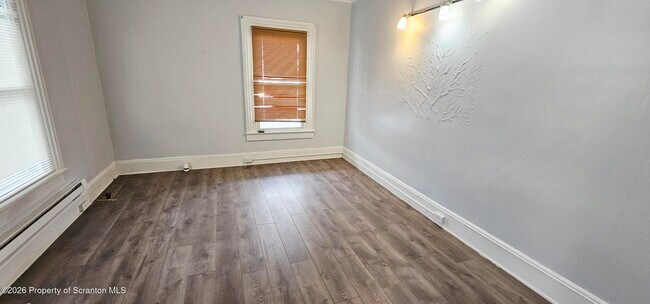 Building Photo - 1319 Washburn St