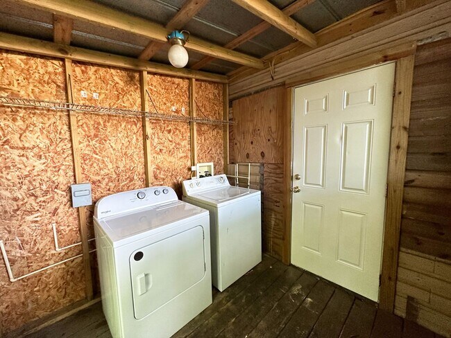 Building Photo - Beautiful 2 Bedroom, 1 Bathroom House in Fifth Avenue Available Now