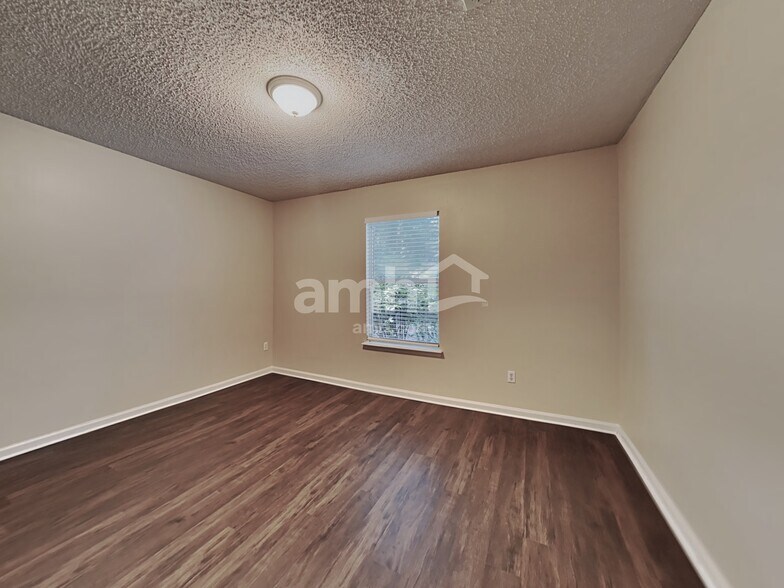 Building Photo - 357 Maplewood Dr