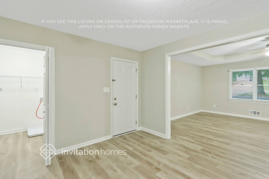 Building Photo - 300 E Country Woods Dr