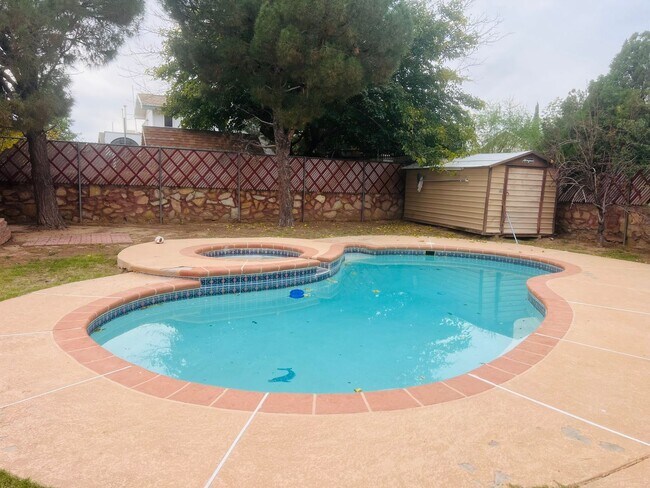 Building Photo - Incredible 4 bedroom, 2 1/2 bath home in East El Paso!!