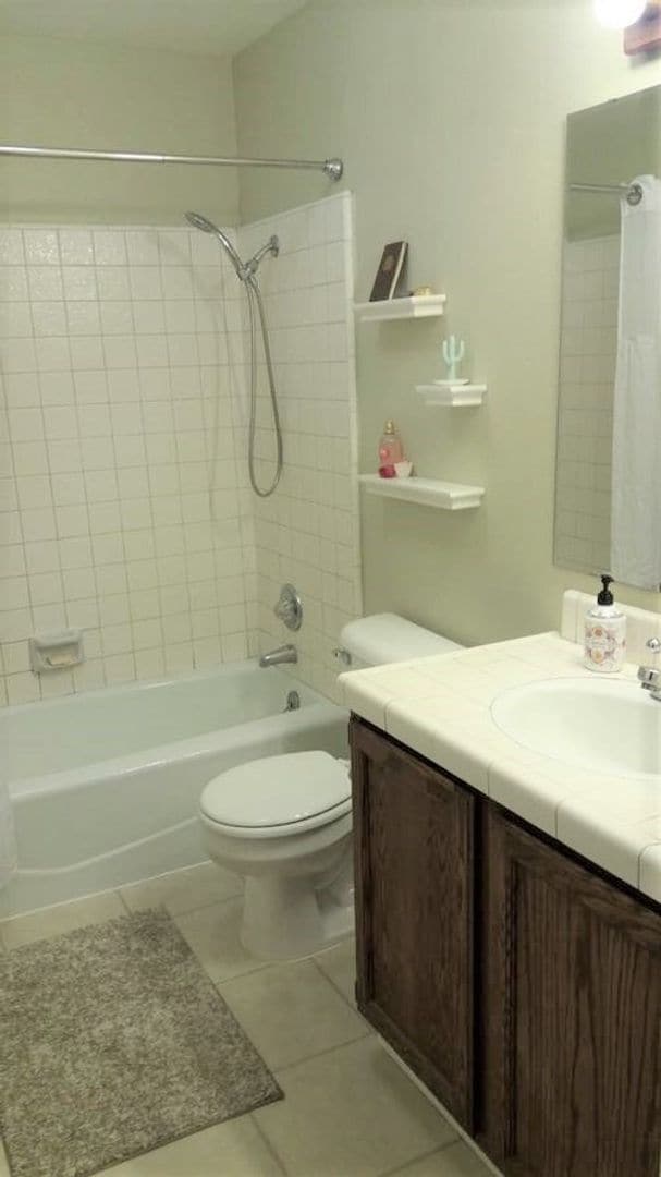 Building Photo - Great Neighborhood - 3 bedroom house with ...
