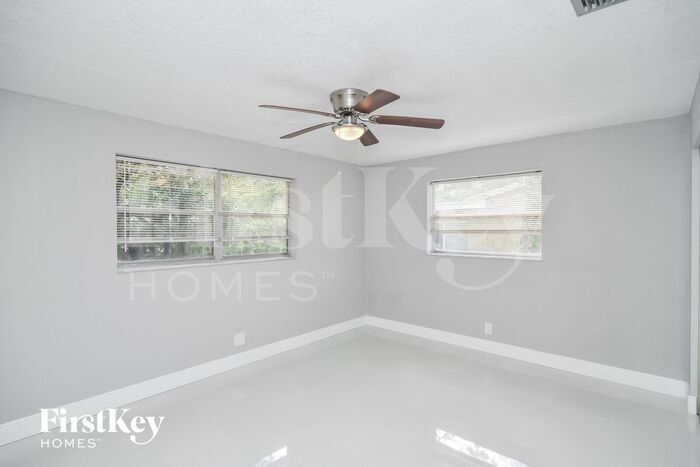 Building Photo - 2118 SW 31st Ave