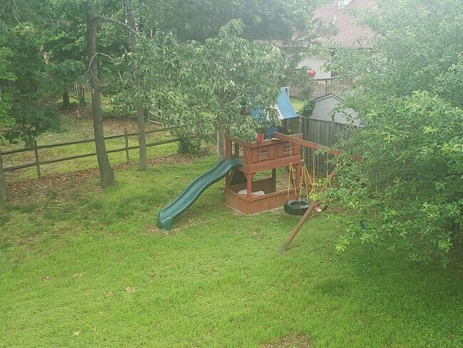 Building Photo - Charming 3-Bedroom, 2.5 Bath SFH with Fron...