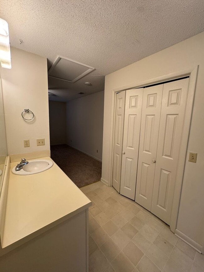 Building Photo - 201 Westbrooke Court #5 (Westbrooke Townhomes)