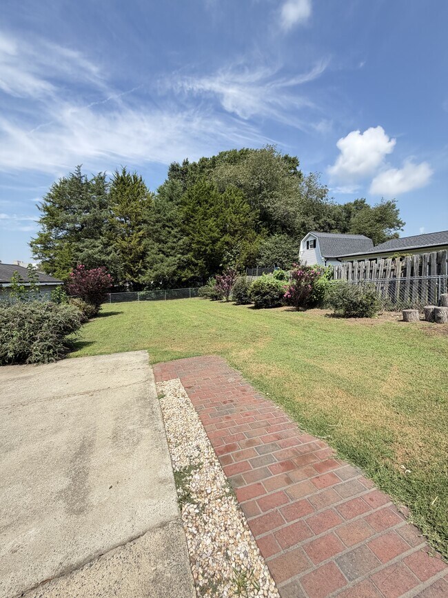 Building Photo - 120 S Rose Ave