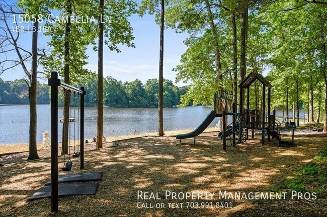 Building Photo - 15058 Camellia Ln