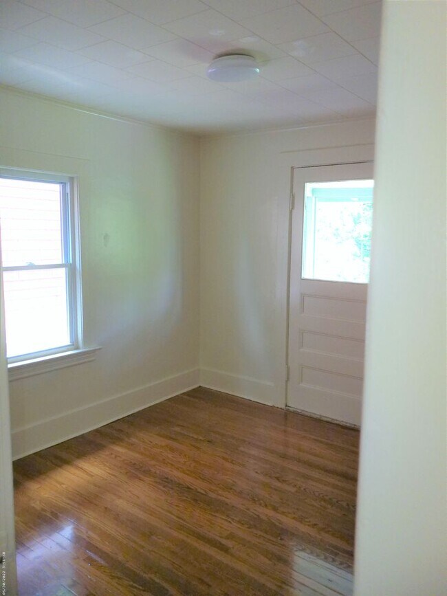Building Photo - Available 6/1/2026 Charming Home With Priv...
