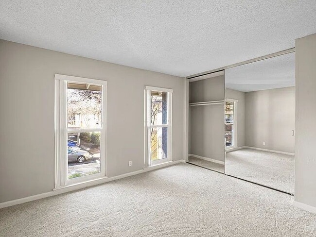 Building Photo - "Cozy 1-Bed Sanctuary in Prime Santa Clara Location!"