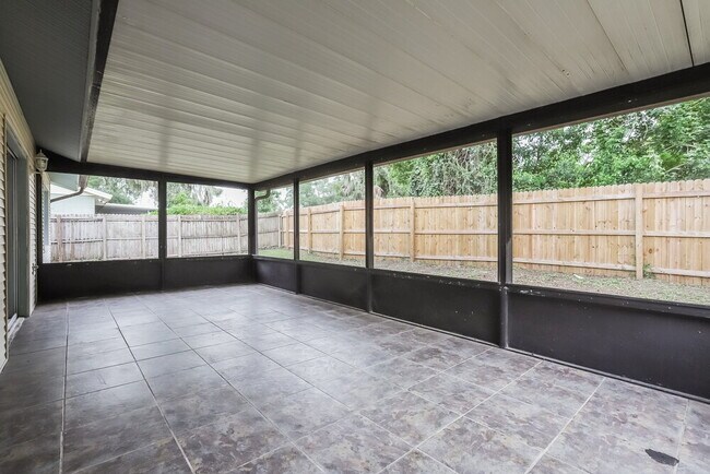 Building Photo - 110 Field Ln