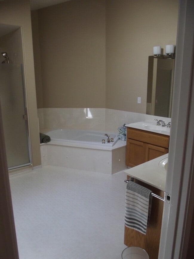 Building Photo - NIce Home